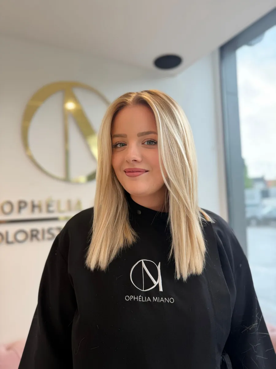Blond chaud et doré sur cheveux mi-longs