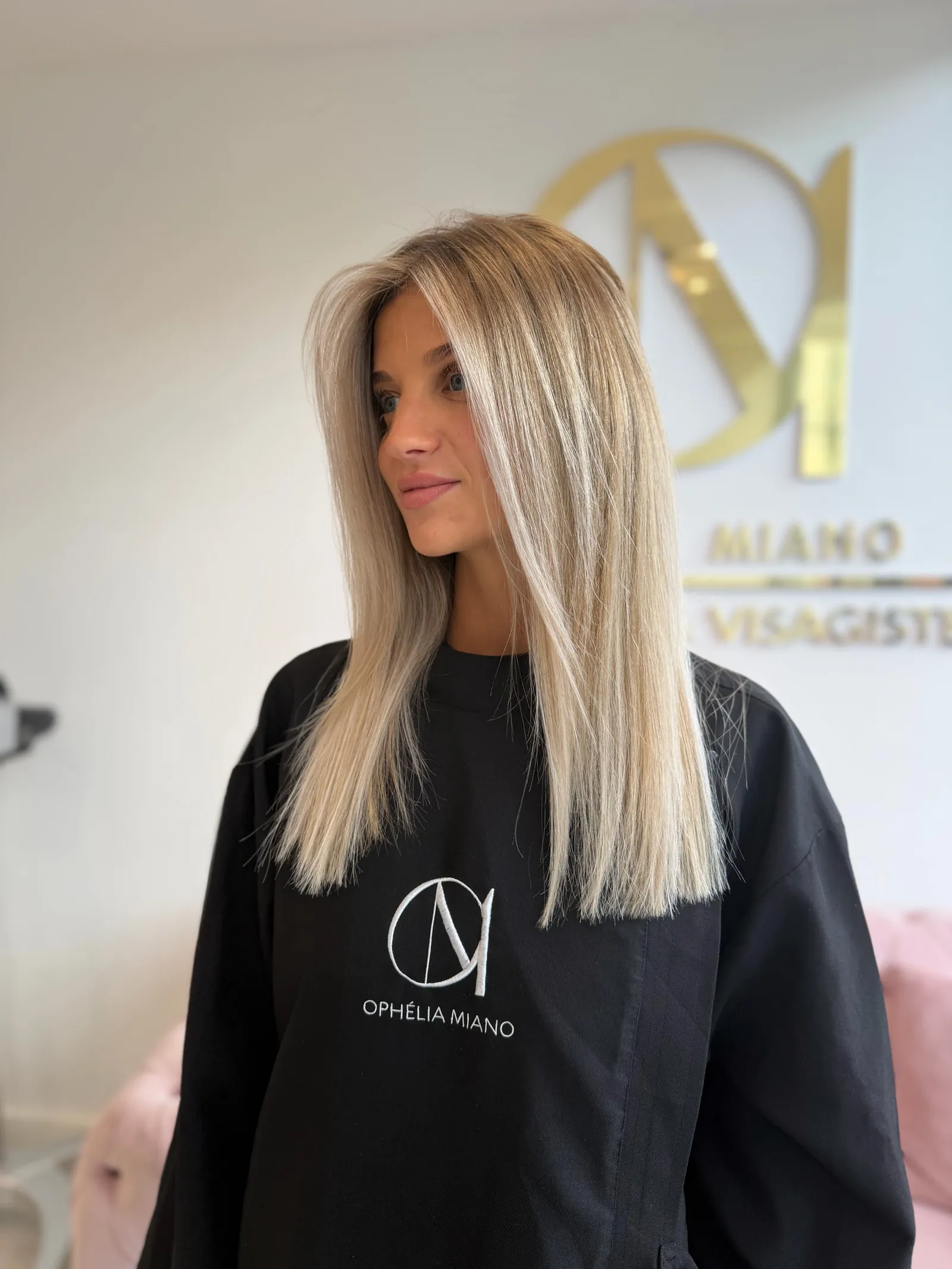 Longueurs blondes effet soleil, racine plus foncée