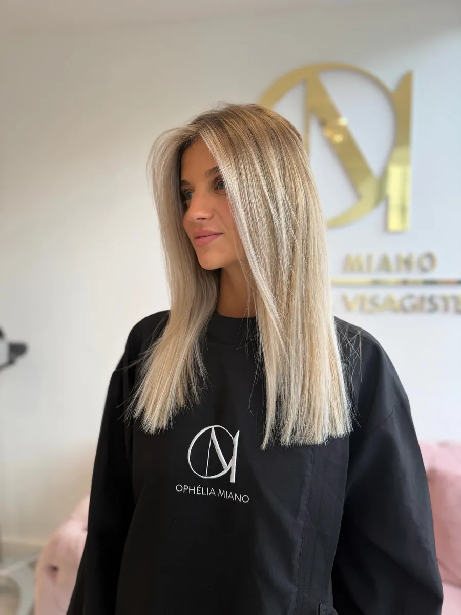 Détail de longueurs blondes lumineuses et lisses