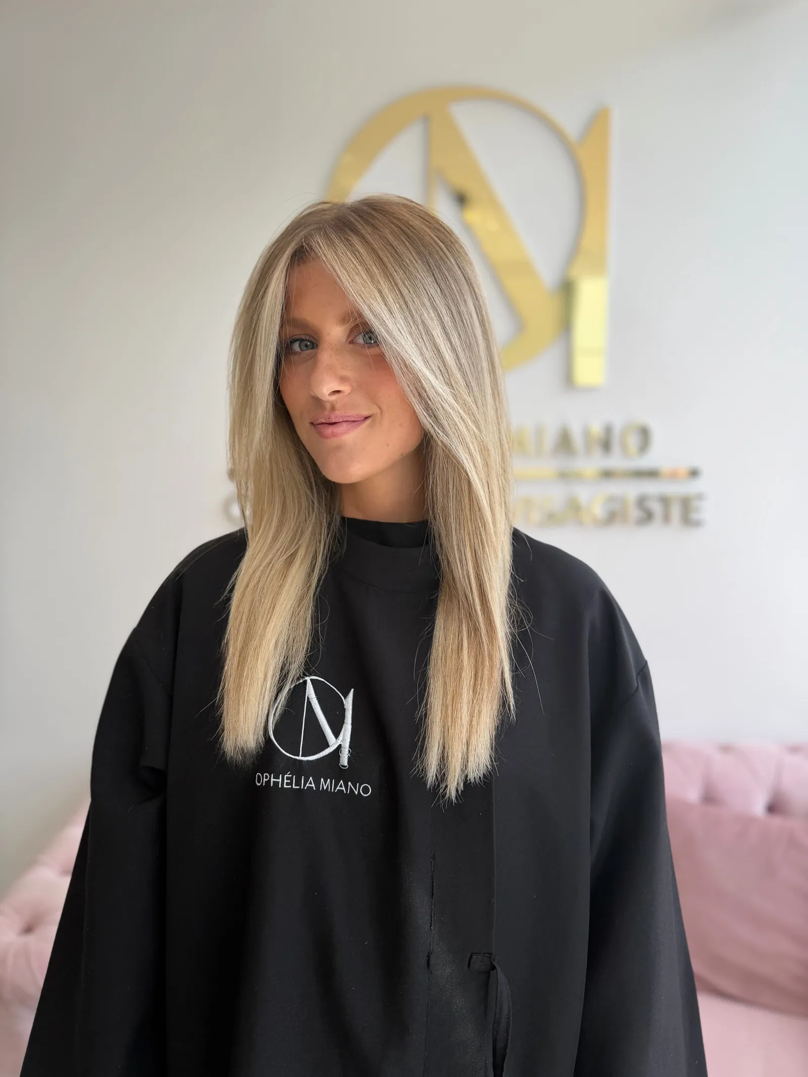 Blond froid très clair avec mèches lumineuses encadrant le visage
