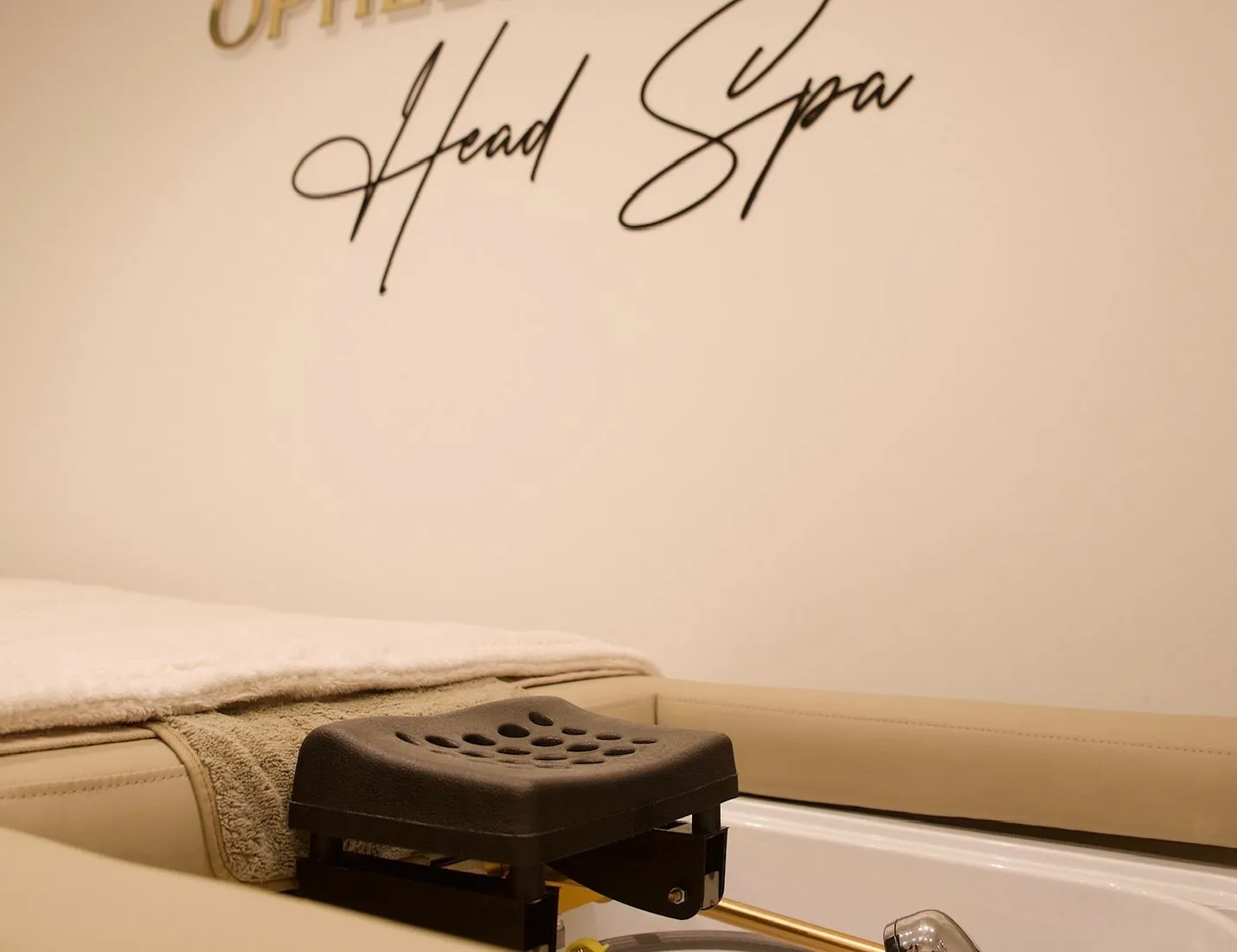 Le bac de head spa et le lettrage Head Spa au mur