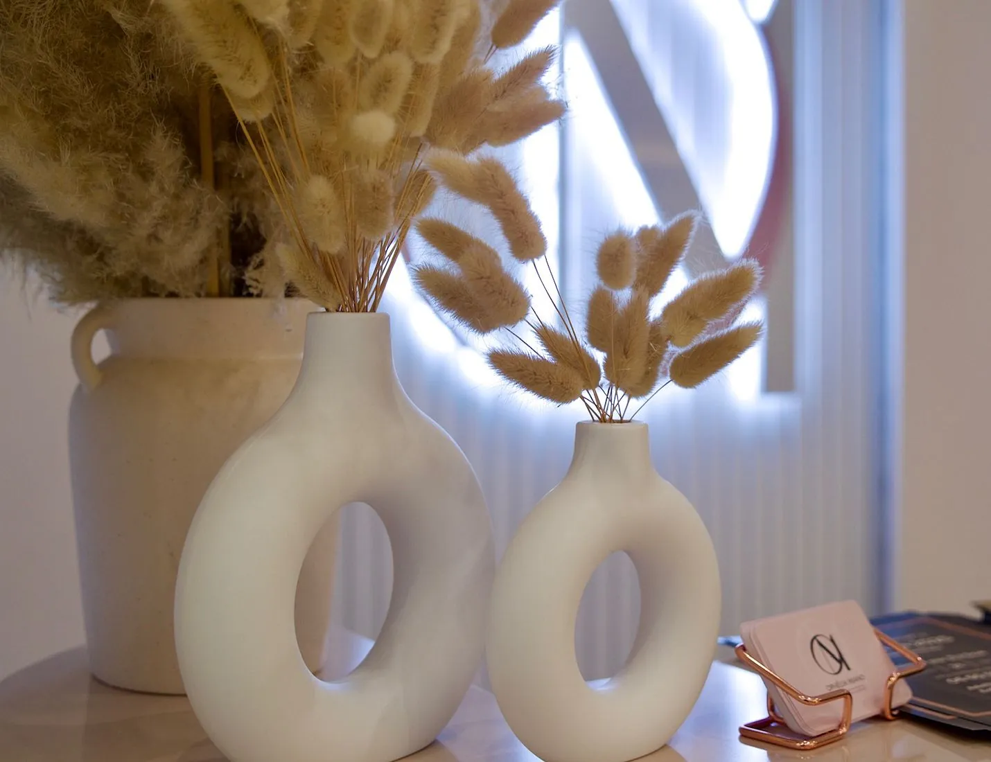 Vases blancs et herbes de pampa, détail de la décoration